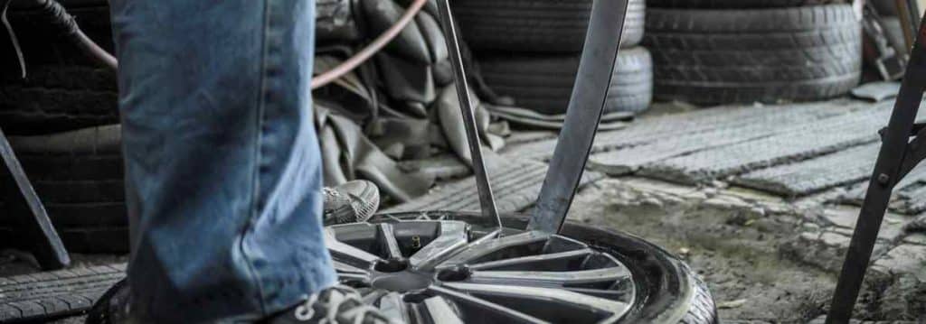 Reparando llantas a mano